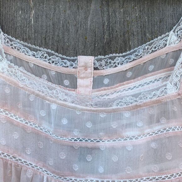 TORRID Top Womens 3XL Pale Pink Chiffon Polka Dot Button Front Blouse Crochet - Picture 12 of 14